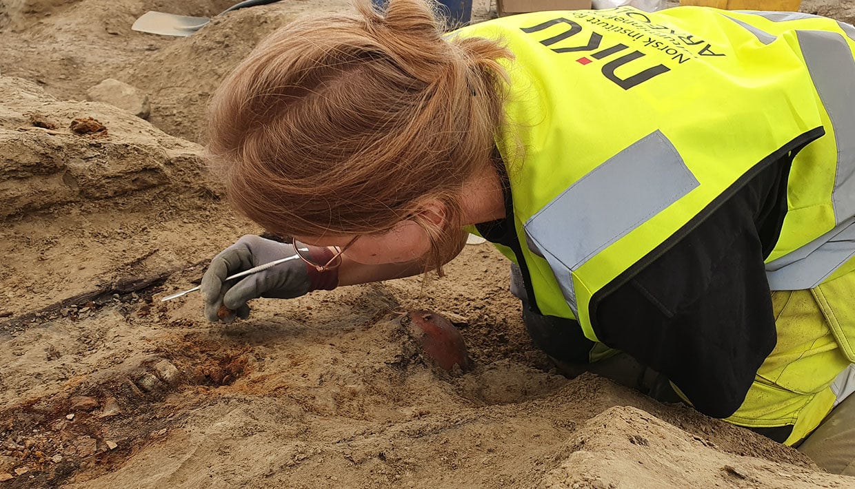 Karin graver på Landmannstorget