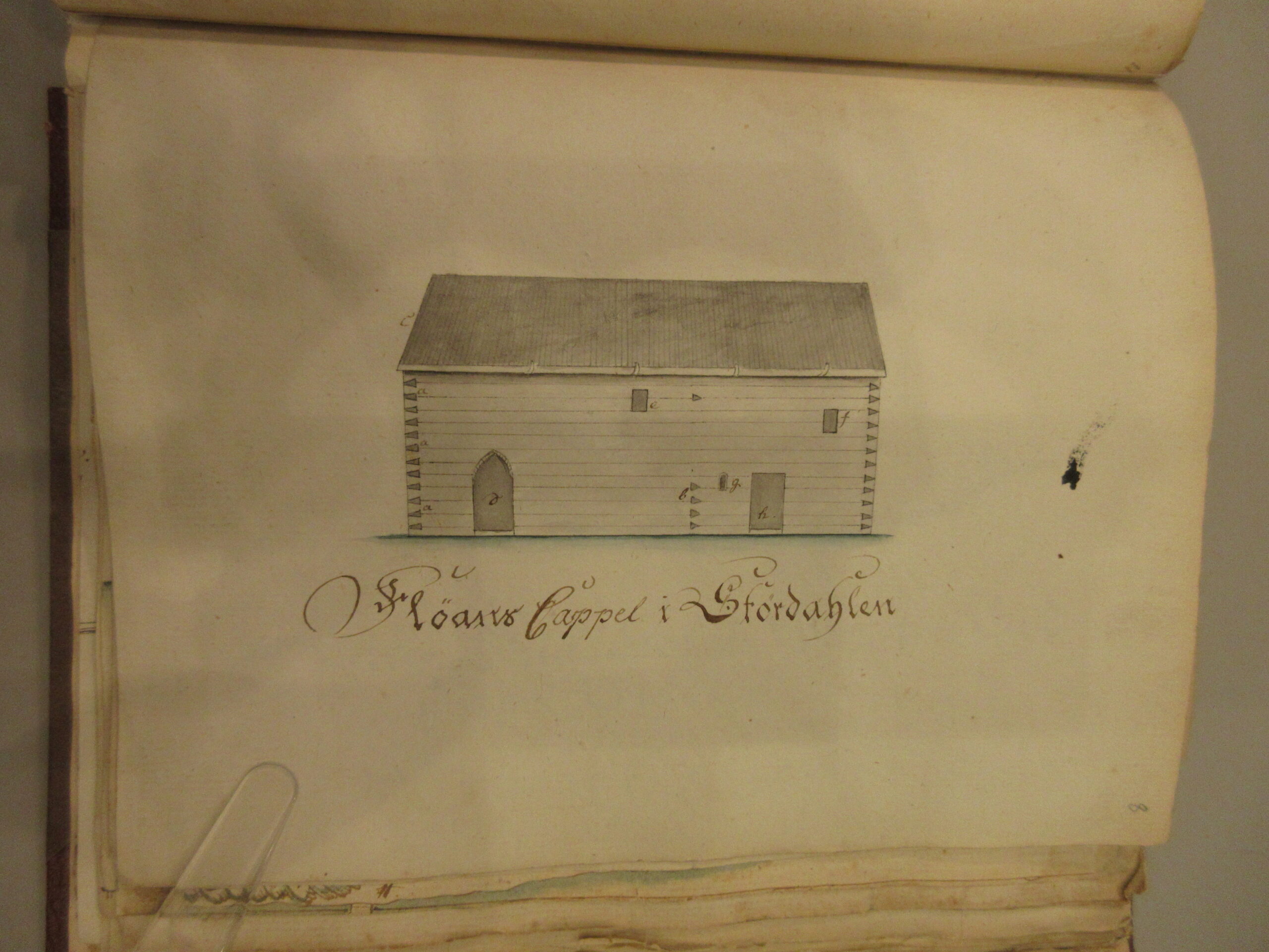 Blyanttegning av Fløan kappell, en laftet bygning med bygningsdeler fra middelalder. Tegningen er fra 1774 og laget av Schøning.