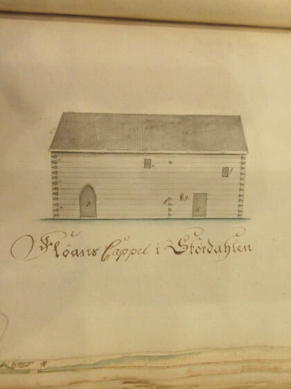 Blyanttegning av Fløan kappell, en laftet bygning med bygningsdeler fra middelalder. Tegningen er fra 1774 og laget av Schøning.